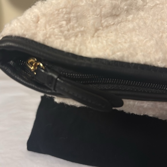 Victoria’s Secret overnight bag with Sherpa fur and black faux leather, new - Picture 4 of 10